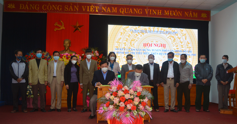Đại diện 11 TDP ở phường Đồng Phú ký cam về việc chấp hành các quy định xây dựng tuyến phố văn minh đô thị, văn minh đô thị tiêu biểu trên địa bàn.