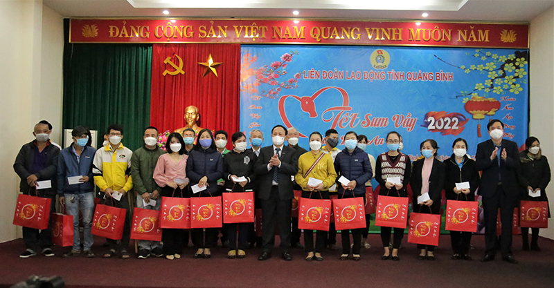 Trao quà cho ĐV, NLĐ có hoàn cảnh khó khăn.