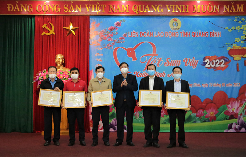 Lãnh đạo LĐLĐ tỉnh tặng bằng khen cho 5 doanh nghiệp có nhiều thành tích trong chăm lo đời sống, thực hiện tốt lợi ích cho ĐV, NLĐ.