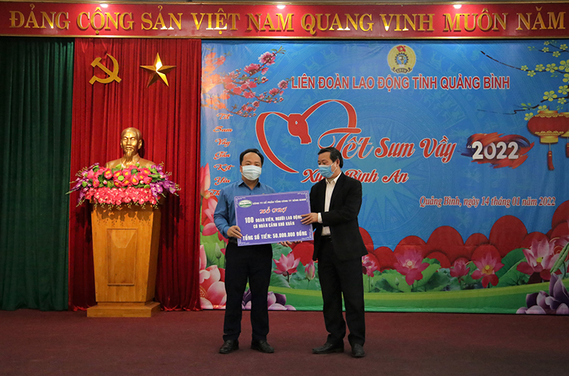  Đại diện lãnh đạo doanh nghiệp trao hỗ trợ quà Tết cho ĐV, NLĐ.