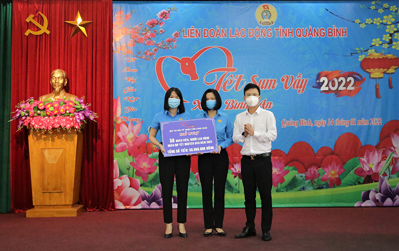  Đại diện Quỹ xã hội từ thiện Tấm Lòng Vàng trao biển tượng trưng 50 suất quà Tết cho ĐV, NLĐ có hoàn cảnh khó khăn.