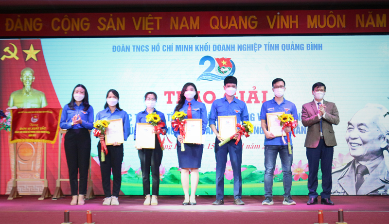 Đoàn khối DN tỉnh tuyên dương các thí sinh đạt giải cuộc thi tìm hiểu về Đại tướng Võ Nguyên Giáp.