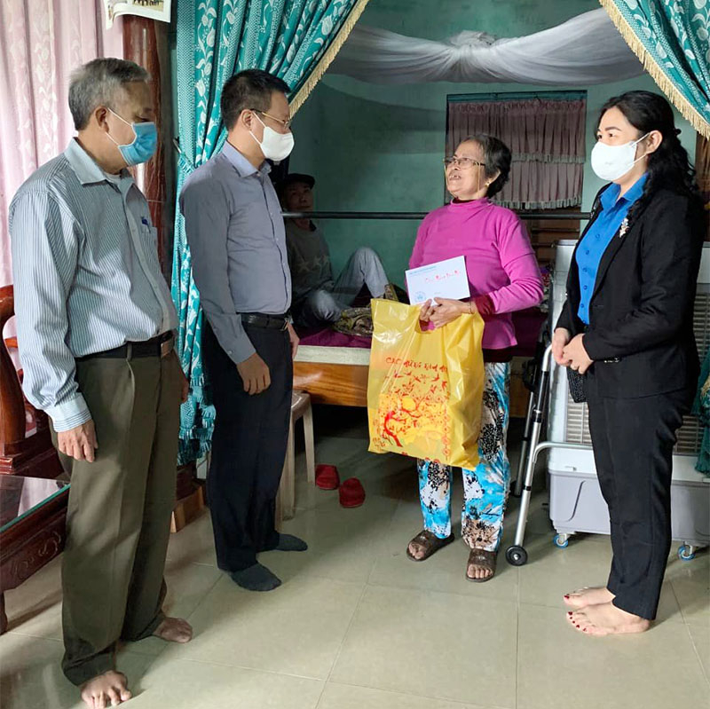 Đại diện lãnh đạo Công ty TNHH MTV Xổ số kiến thiết Quảng Bình trao 40 triệu đồng cho bà Đàm Thị Khuyên