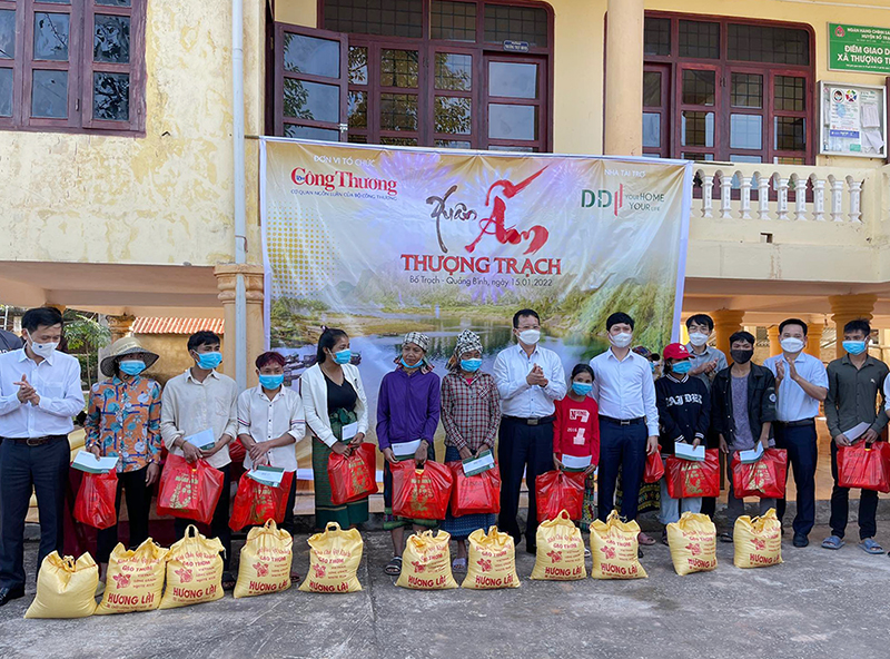  Đại diện lãnh đạo UBND huyện Bố Trạch và Báo Công thương trao quà hỗ trợ cho các hộ dân tại xã Thương Trạch (huyện Bố Trạch).