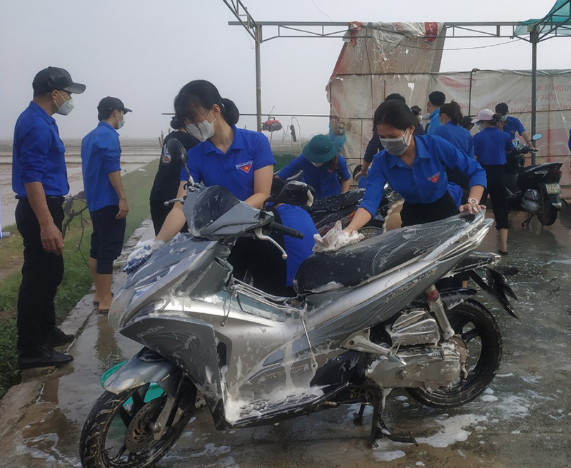 Đoàn viên, thanh niên huyện Lệ Thủy thực hiên chương trình  