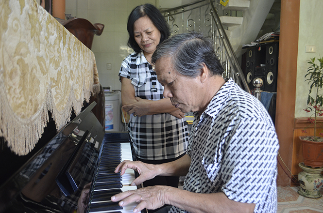 Nhạc sỹ Dương Viết Chiến (ngồi).