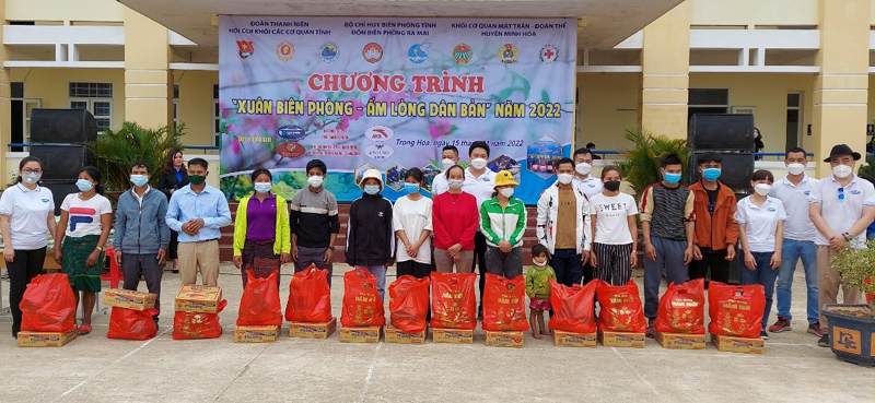 Trao tặng quà cho người dân.