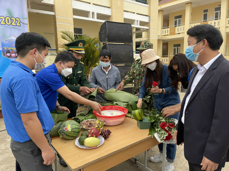 Tổ chức thi gói bánh chưng