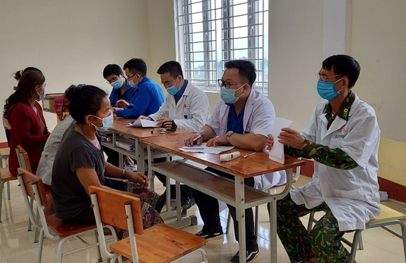Khám và cấp phát thuốc miễn phí cho người dân.