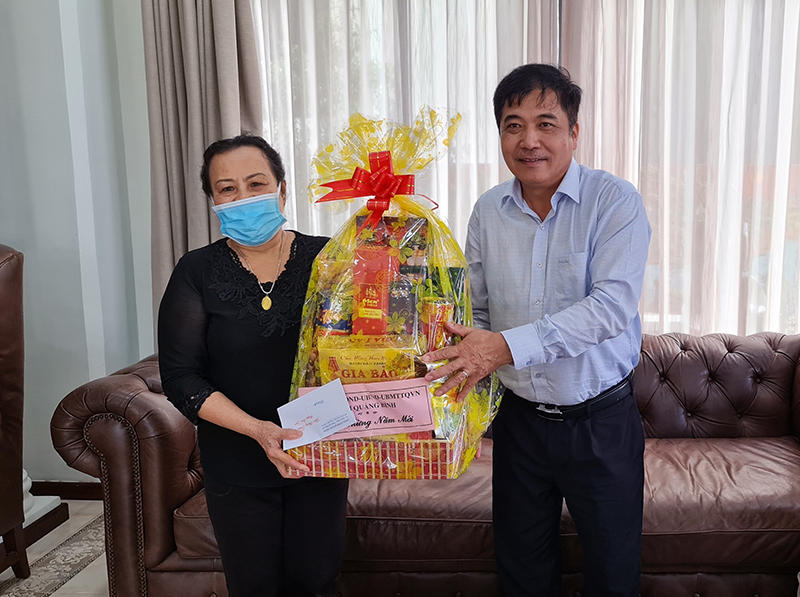 Đồng chí Đoàn Ngọc Lâm, Phó Chủ tịch Thường trực UBND tỉnh đến thăm, chúc Tết gia đình đồng chí Đinh Hữu Trung, nguyên Phó Chủ tịch UBND tỉnh.