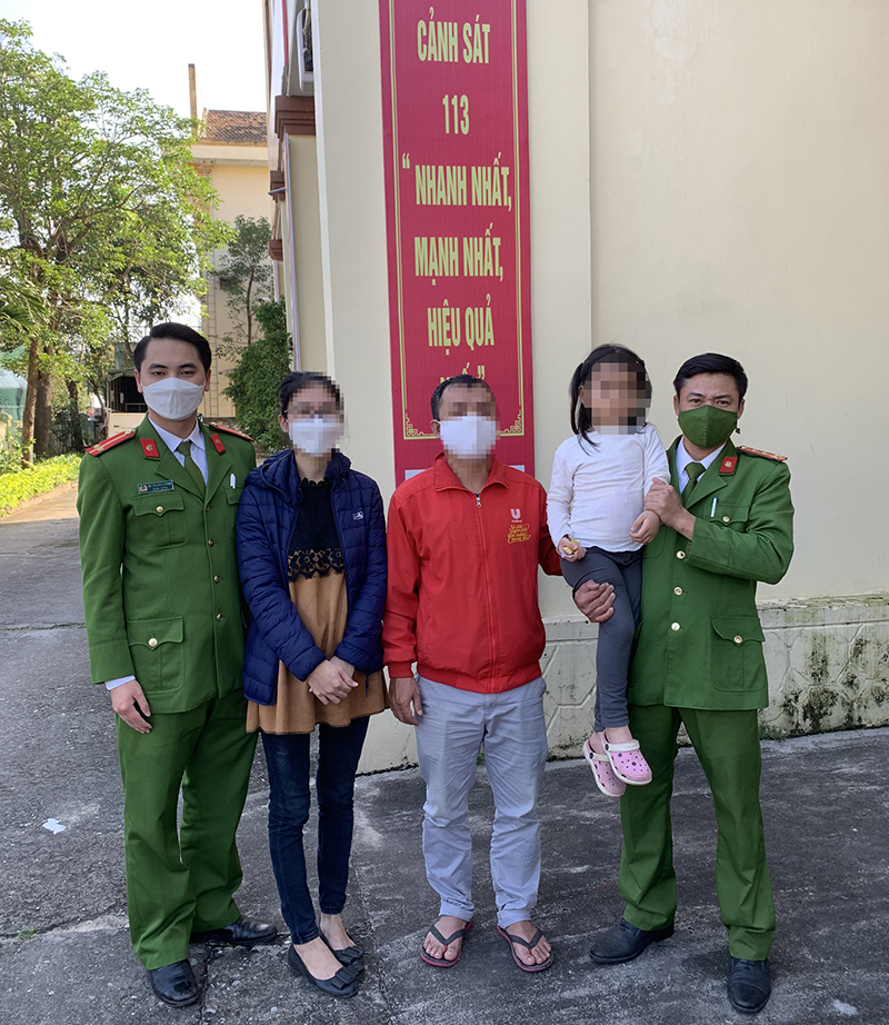 Gia đình anh A. chị N. vui mừng khi nhận lại con sau 2 giờ đi lạc.