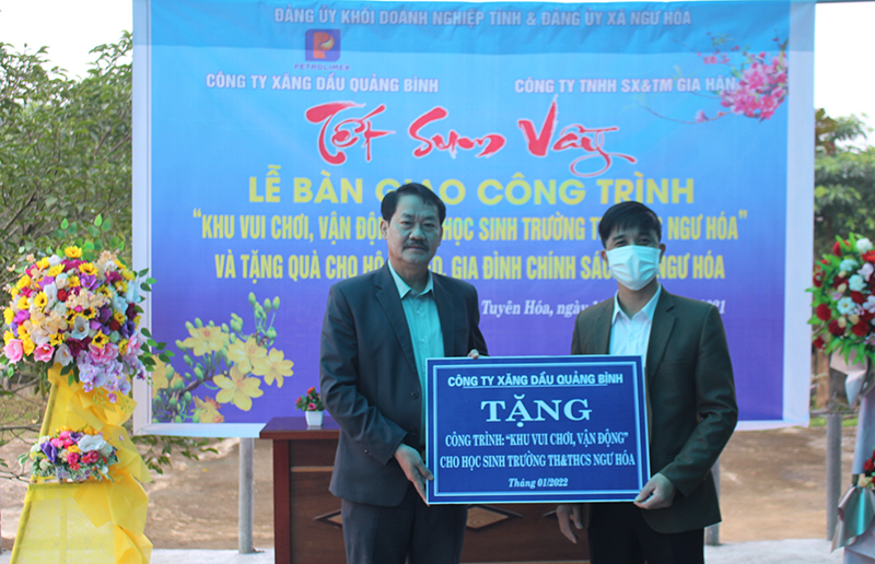 Đại diện lãnh đạo Công ty Xăng dầu Quảng Bình trao biển tượng trưng bàn giao công trình “Khu vui chơi, vận động cho học sinh” Trường Tiểu học và THCS Ngư Hóa.