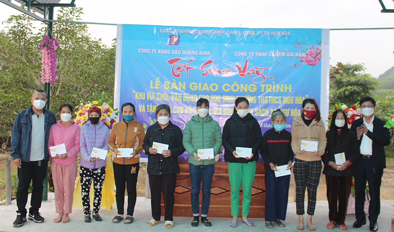 Đại diện lãnh đạo Đảng ủy Khối DN tỉnh và Công ty TNHH sản xuất và thương mại Gia Hân trao quà cho các hộ nghèo xã Ngư Hóa.