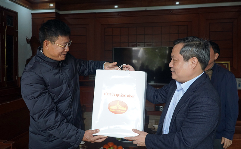 Đồng chí Bí thư Tỉnh ủy Vũ Đại Thắng chúc Tết đồng chí Lương Ngọc Bính, nguyên Bí thư Tỉnh ủy