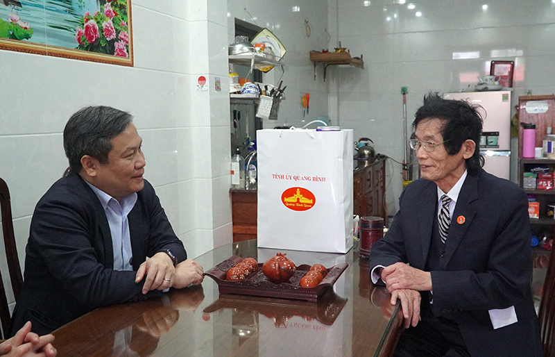 Đồng chí Bí thư Tỉnh ủy Vũ Đại Thắng chúc nhạc sỹ Hoàng Sông Hương tiếp tục sáng tác nhiều tác phẩm mới về quê hương, đất nước