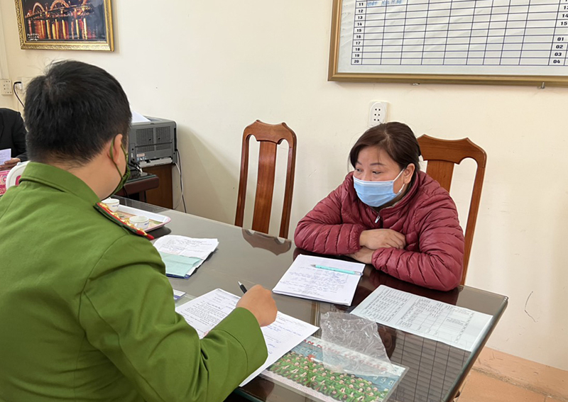 Đối tượng Phan Thị Tuyết Nhung tại cơ quan Công an sau khi bị bắt.