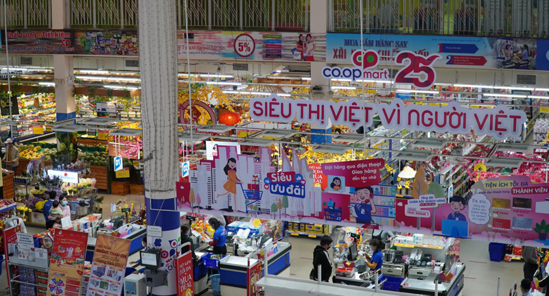 Ngành y tế cũng khuyến cáo người dân không đến các khu thương mại, chợ, siêu thị… nếu có một trong các biểu hiện, như: mệt mỏi, sốt, ho, đau rát họng, khó thở… tránh làm lây lan dịch bệnh.