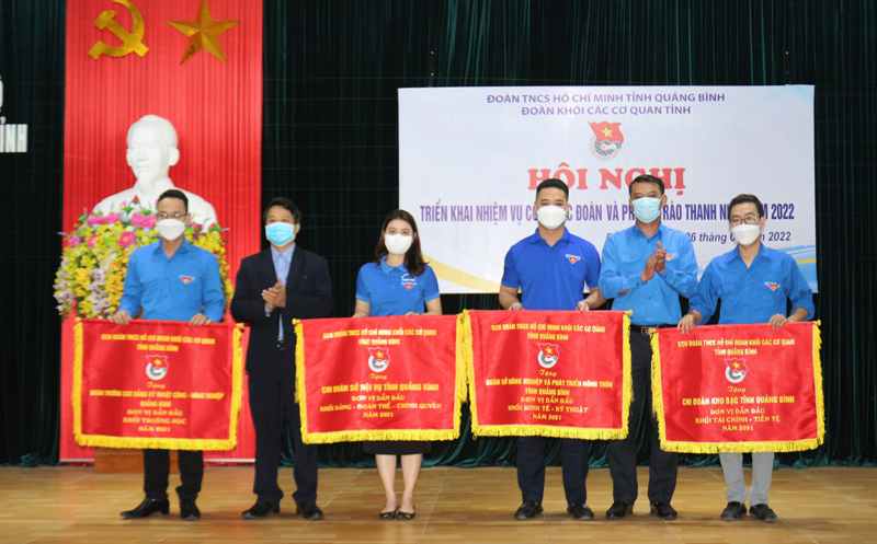 Trao giấy khen