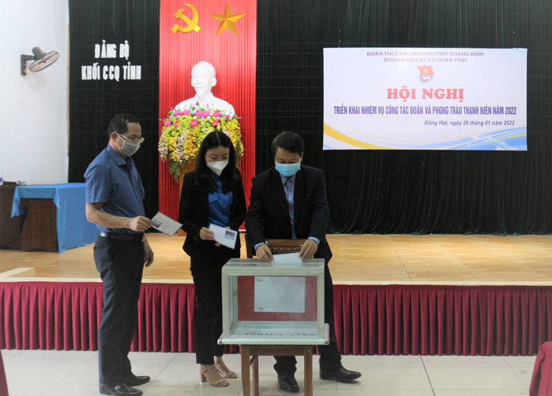Tham gia ủng hộ công trình thanh niên cấp huyện.