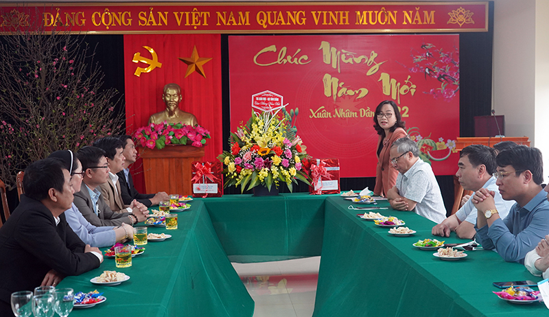 Đồng chí Phó Bí thư Thường trực Huyện ủy Vũ Thị Mai chúc Tòa Giám mục, Giáo hạt, các linh mục giáo xứ và bà con giáo dân trên địa bàn huyện năm mới an lành, hạnh phúc.