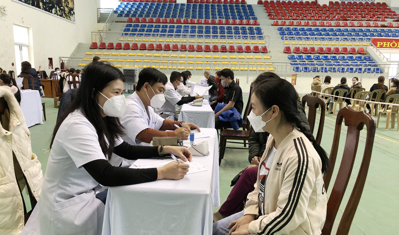 Khám sàng lọc trước khi tiêm vắc xin phòng Covid-19 mũi 3.