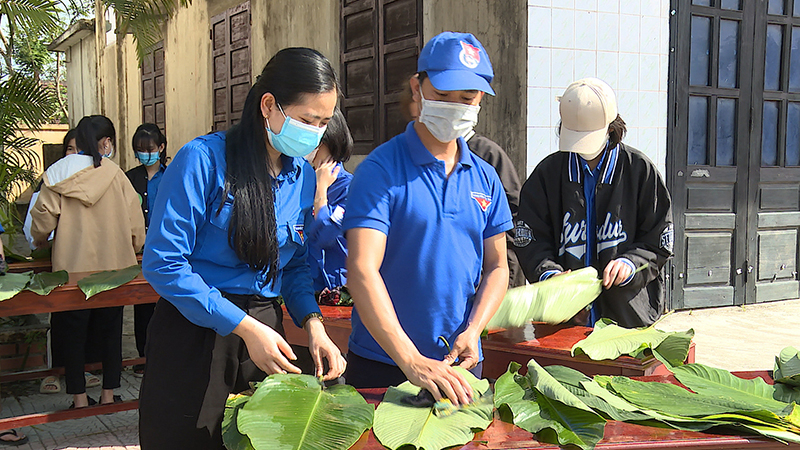 Đoàn viên thanh niên tham gia gói bánh chưng ủng hộ người nghèo nhân dịp Tết Nguyên đán Nhâm Dần 2022