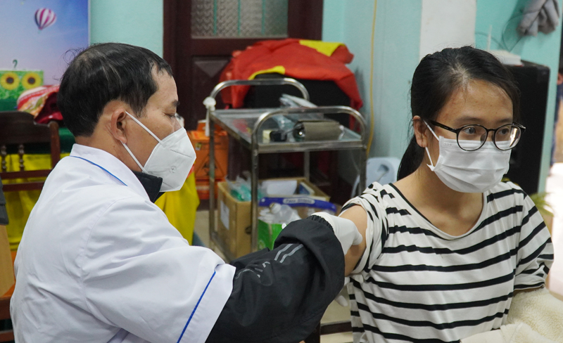 Tăng cường bao phủ vắc xin cho người dân từ 12 tuổi trở lên để phòng, chống dịch Covid-19 hiệu quả.