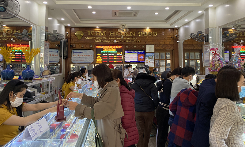 Người dân chen chúc mua vàng ngày vía Thần Tài.