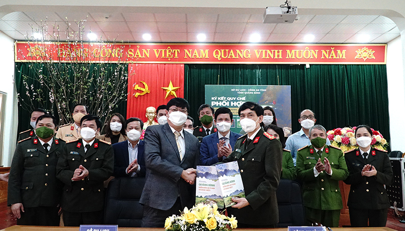 Đại diện lãnh đạo Sở Du lịch và Công an tỉnh ký kết chương trình phối hợp.