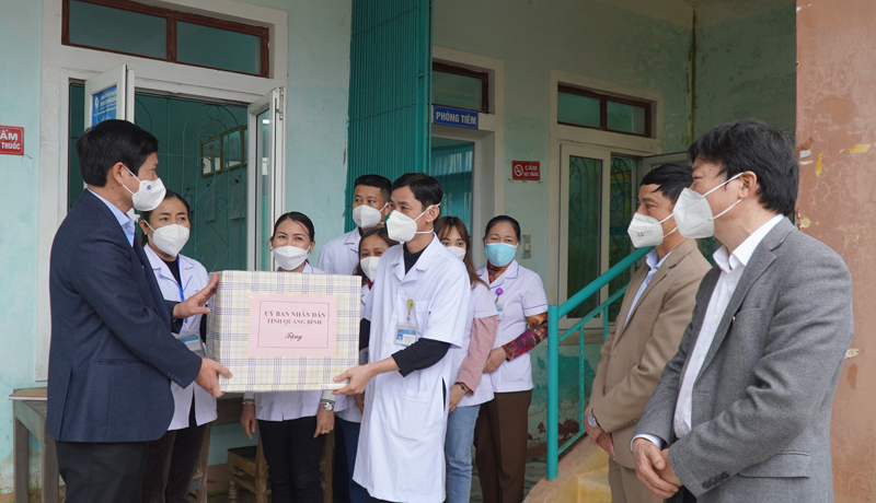Tặng quà cho Trạm Y tế xã Liên Thủy.