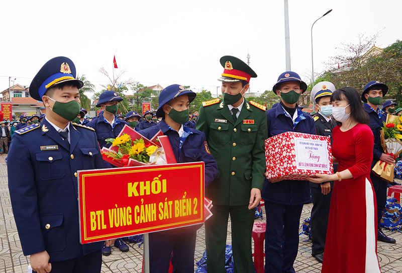 Đại tá Đinh Xuân Hướng, Chính ủy Bộ CHQS tỉnh căn dặn tân binh trước khi nhập ngũ vào đơn vị