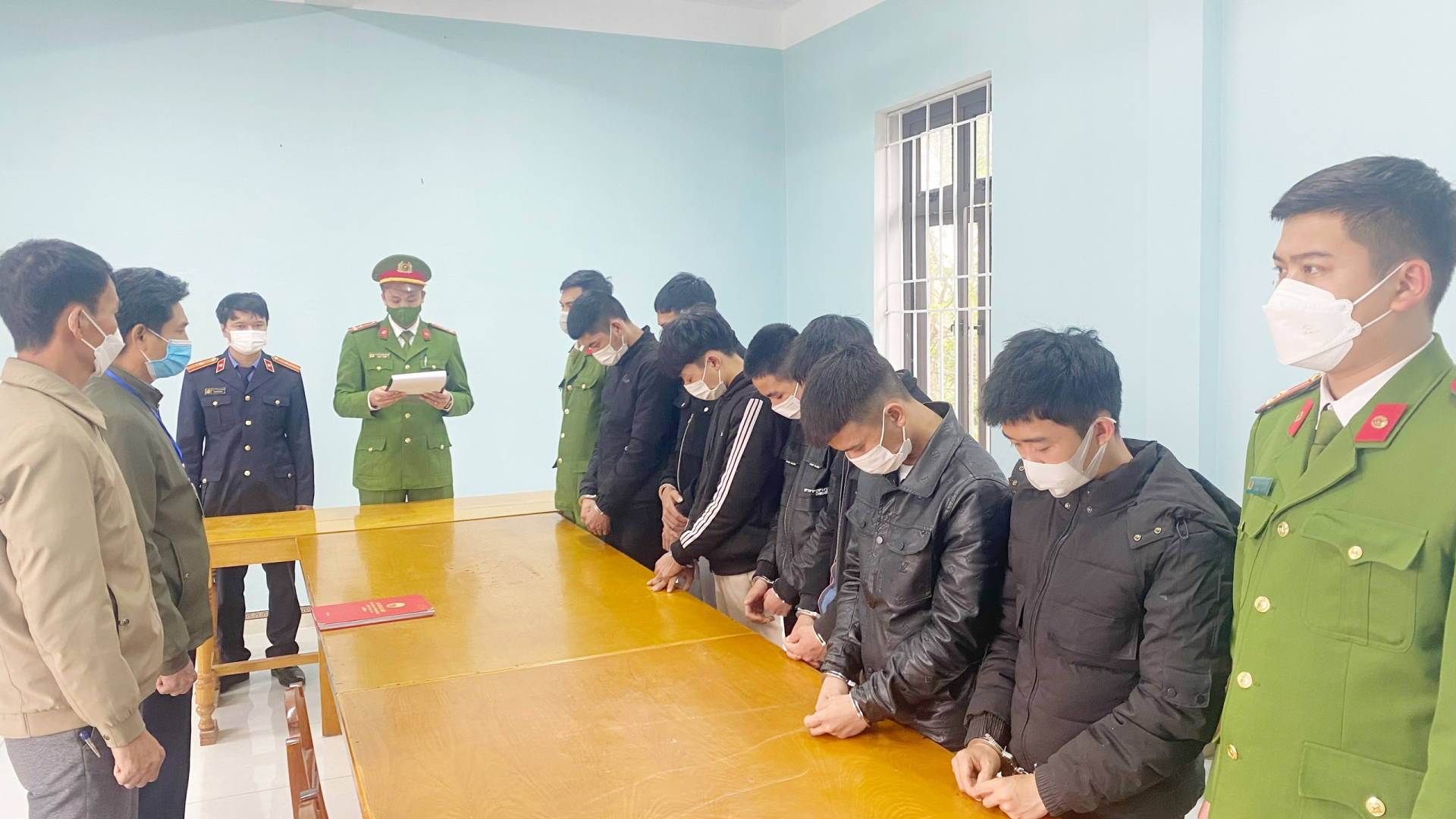 Công an huyện Quảng Trạch tống đạt quyết định khởi tố và bắt tạm giam đối với 7 đối tượng về tội gây rối trật tự công cộng