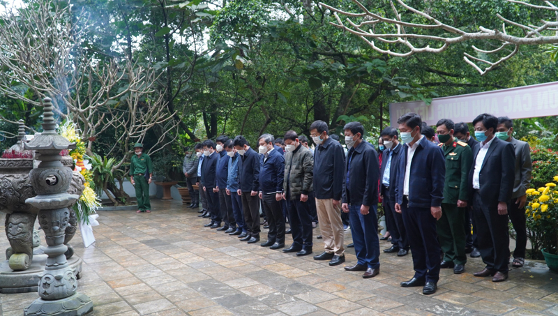 Đoàn công tác dâng hương tại Hang Tám thanh niên xung phong