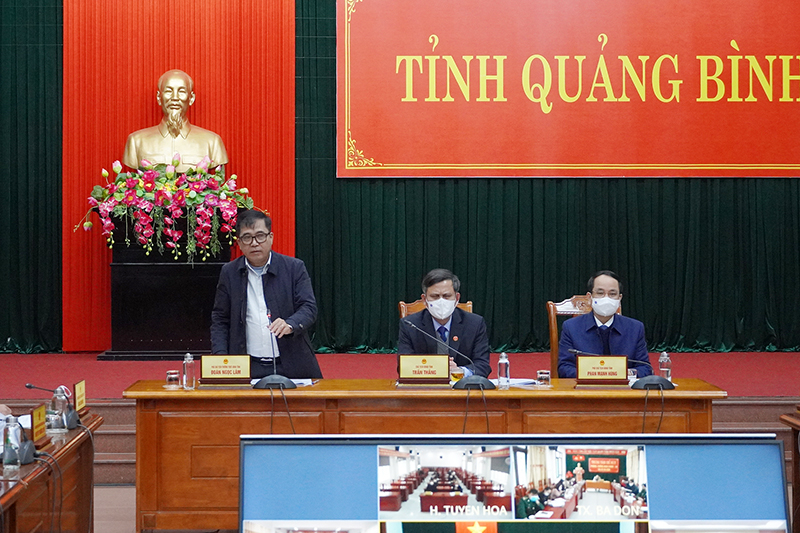Đồng chí Phó Chủ tịch Thường trực UBND tỉnh Đoàn Ngọc Lâm điều hành thảo luận tại hội nghị.