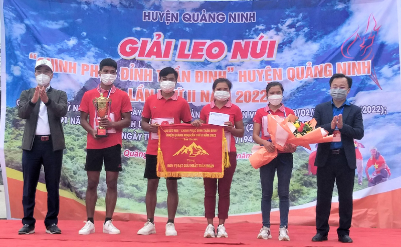 Ban tổ chức trao giải nhất toàn đoàn cho đội xã Trường Sơn.