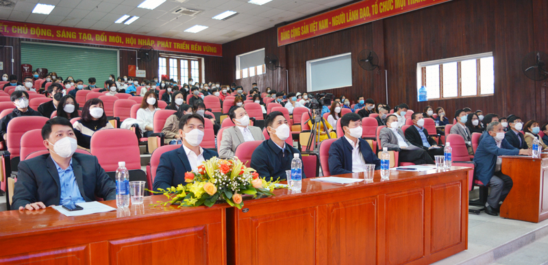 Các đại biểu dự buổi lễ.
