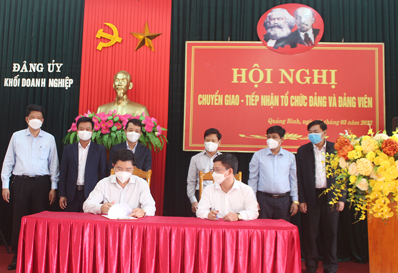  Đại diện lãnh đạo Đảng ủy Khối DN tỉnh tặng hoa chúc mừng các TCCSĐ mới tiếp nhận.