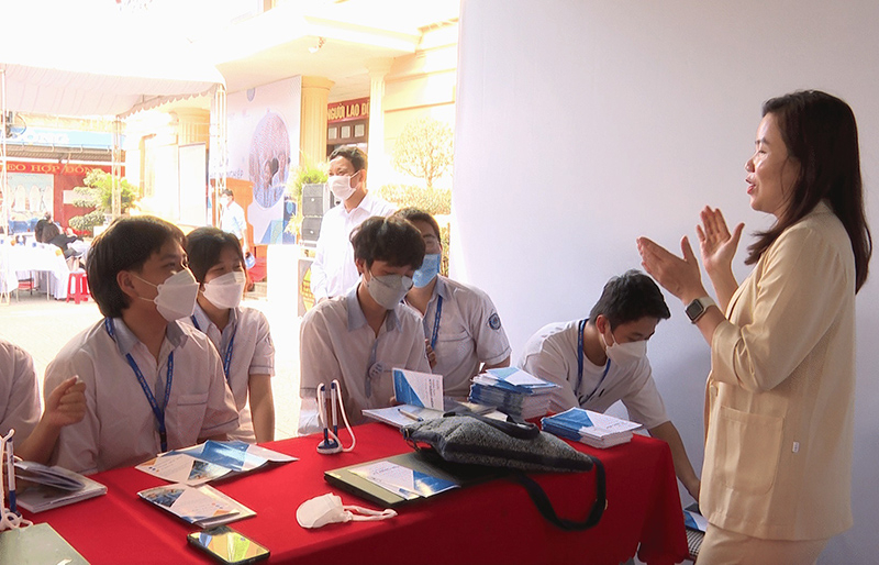 Bên lề hội chợ việc làm lần này còn có một số hoạt động tư vấn, hướng dẫn kỹ năng cho người lao động.