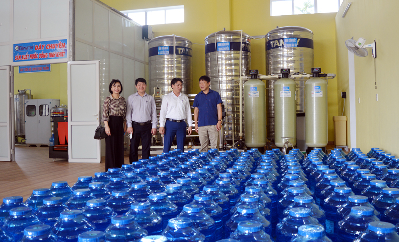 Các đại biểu dự lễ tham quan xưởng sản xuất của Trung tâm Ứng dụng và Thống kê KH-CN.