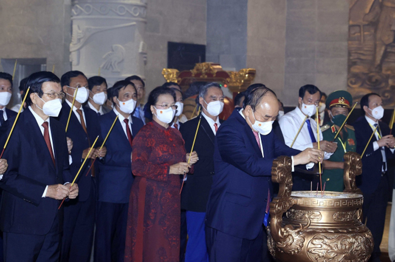 Chủ tịch nước Nguyễn Xuân Phúc và các đồng chí lãnh đạo, nguyên lãnh đạo Đảng, Nhà nước dâng hương tại Lễ khánh thành Đền thờ Vua Hùng ở thành phố Cần Thơ. Ảnh: Thống Nhất – TTXVN