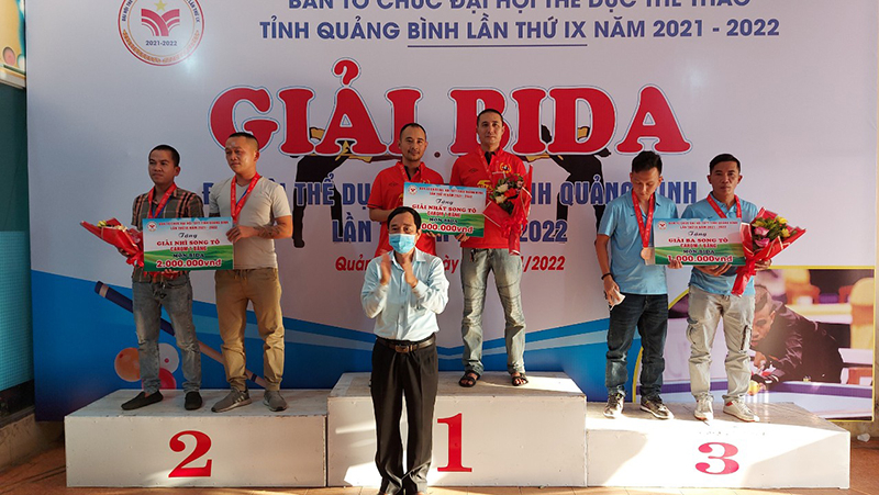 Ban tổ chức trao giải cho các cơ thủ thi đấu nội dung song to carom 1 băng