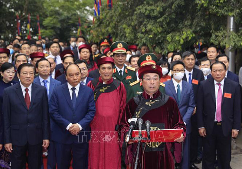 Chủ tịch nước Nguyễn Xuân Phúc cùng Lãnh đạo Đảng, Nhà nước dự lễ dâng hương tại đền Thượng trong Khu Di tích lịch sử Quốc gia đặc biệt Đền Hùng (tỉnh Phú Thọ). (Ảnh: Thống Nhất/TTXVN) 