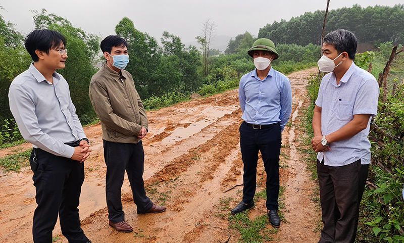 Hội đồng Tư vấn đánh giá an toàn đập, hồ chứa thủy lợi trên địa bàn tỉnh kiểm tra hồ chứa Khe Cái, xã Minh Hoá (Minh Hoá).