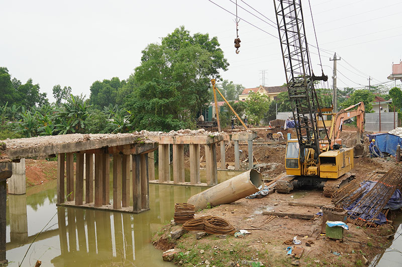 Công trình xây dựng mới cầu Mỹ Cương thuộc dự án xây dựng, nâng cấp các tuyến đường giao thông và hệ thống hạ tầng khu vực trung tâm thành phố, do UBND TP. Đồng Hới làm chủ đầu tư đang bị ảnh hưởng tiến độ do vướng đường điện.