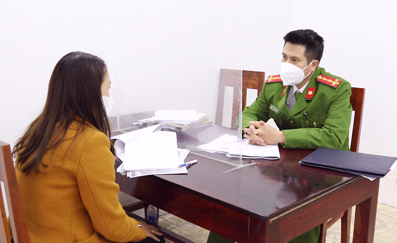 Đại úy Nguyễn Tiến Dũng đấu tranh với đối tượng Nguyễn Thị Lành.
