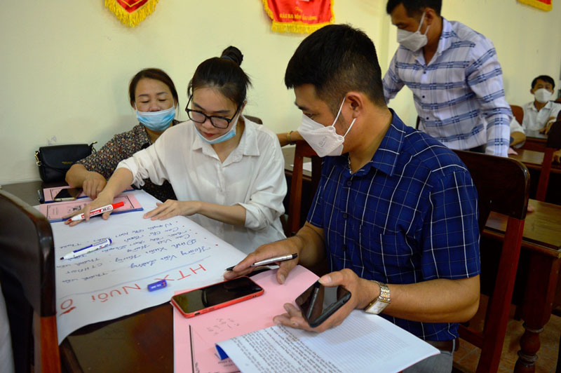 Các học viên thảo luận theo nhóm tại lớp bồi dưỡng.