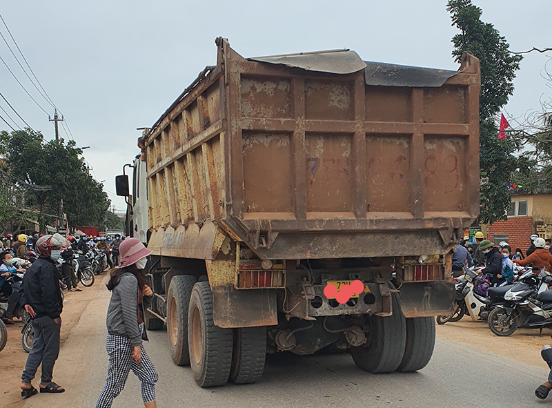 Tình trạng xe tải phóng nhanh, chạy vào giờ cao điểm học sinh tan học gây bức xúc trong dư luận.