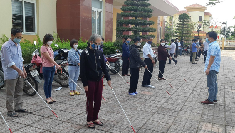 Các hội viên tham gia tập huấn sử dụng cây gậy trắng do Hội Người mù tỉnh tổ chức.