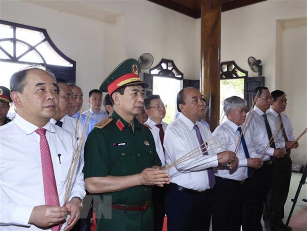 Chủ tịch nước Nguyễn Xuân Phúc dâng hương tưởng niệm Tổng Bí thư Lê Duẩn. (Ảnh: Thống Nhất/TTXVN)