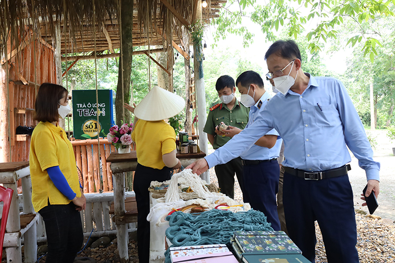Đoàn kiểm tra liên ngành kiểm tra hoạt động chuẩn bị sẵn sàng đón khách dịp lễ 30/4 tại một số địa điểm kinh doanh du lịch.